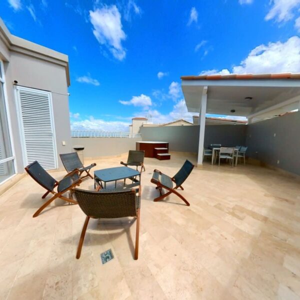 Deck con pérgola y jacuzzi