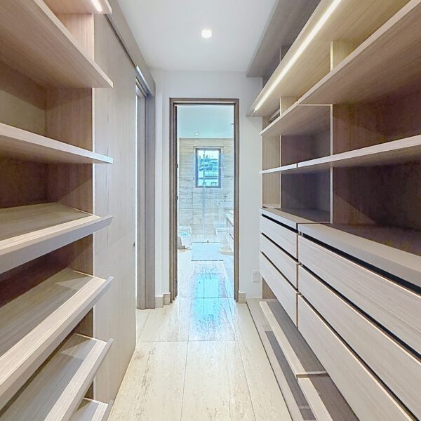 walk-in-closet
